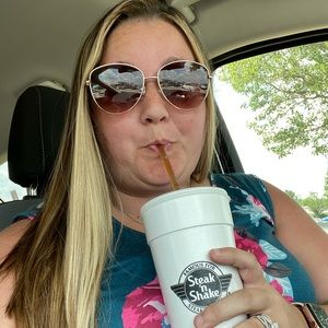 Meet your Posher, Stephanie